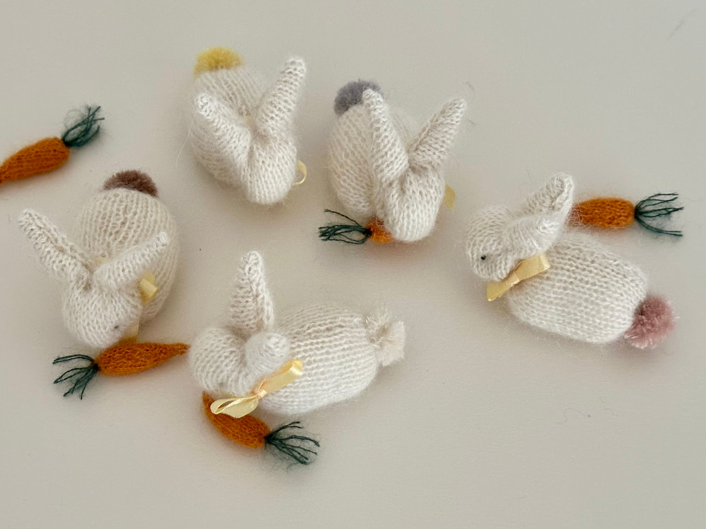 Hvide strikharer med pomponhale