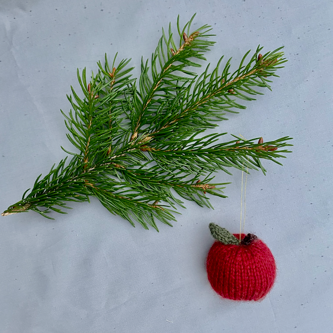 Strikket pigeonæble - juleæbler til træet og grangrenen