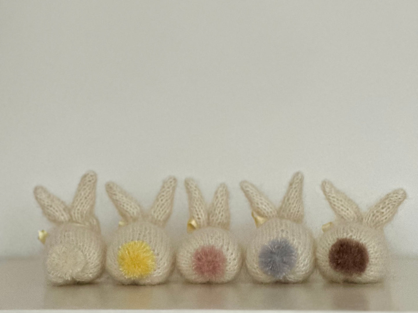 Hvide strikharer med pomponhale