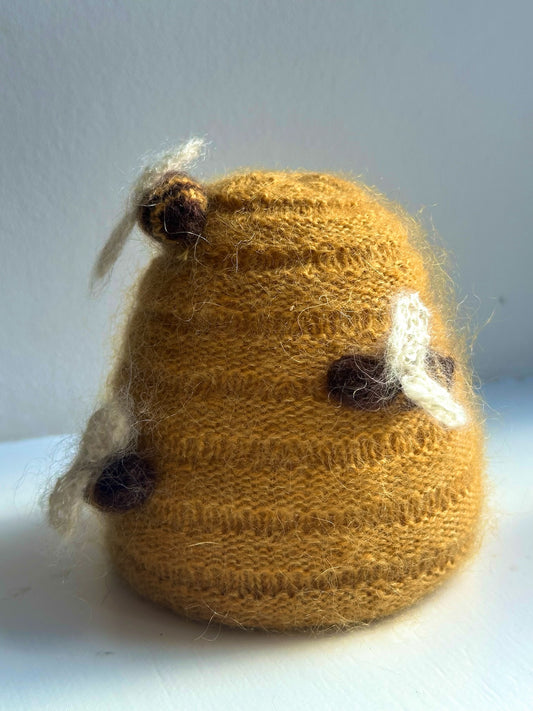 Smuk bikube med summende bier