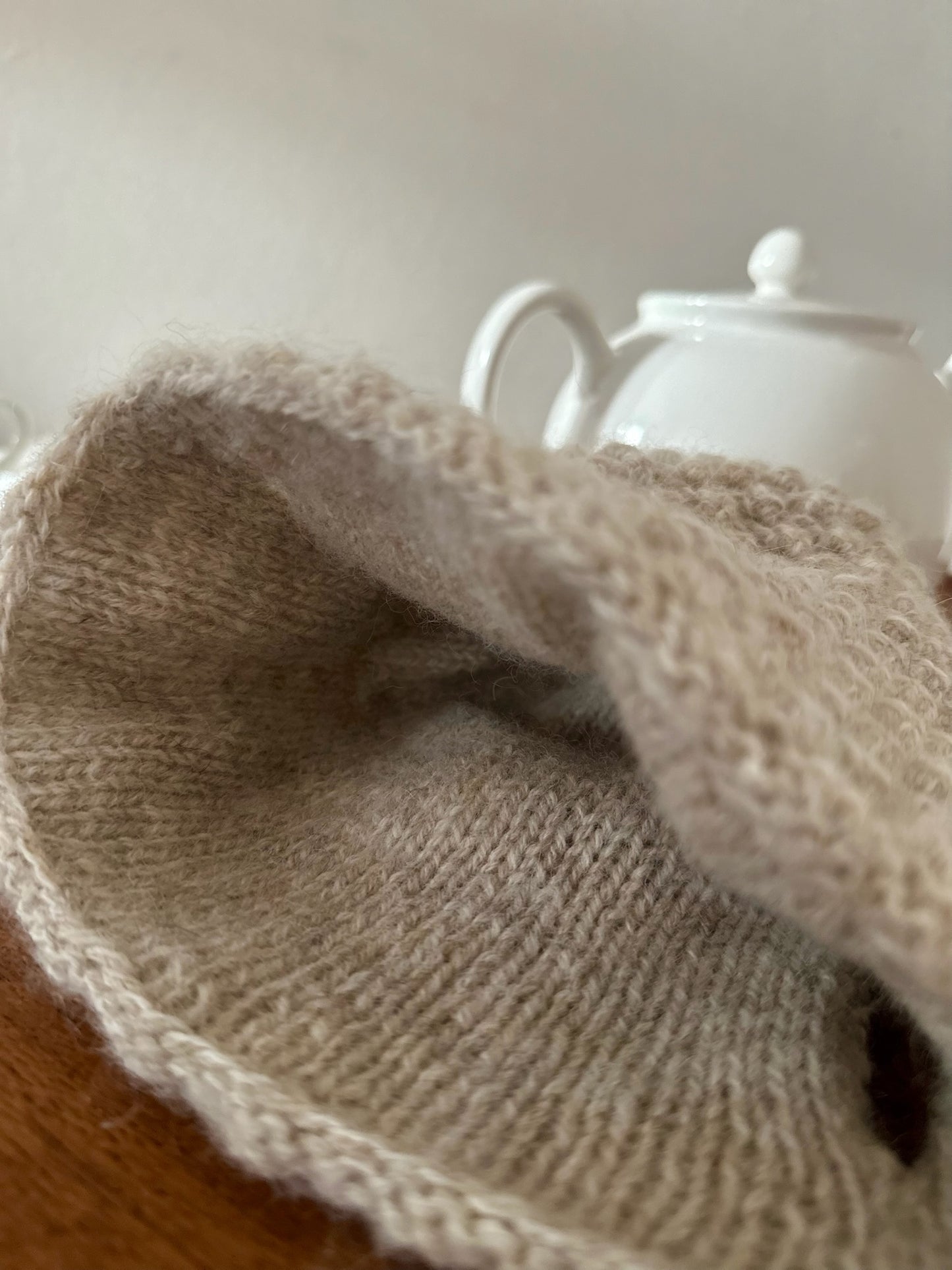 Håndstrikket tehætte med pompon - beige uld