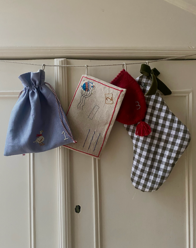 Adventskalender - håndsyet, broderet og strikket med fine detaljer