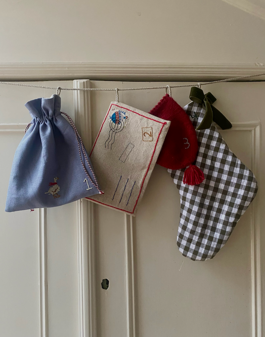 Adventskalender - håndsyet, broderet og strikket med fine detaljer