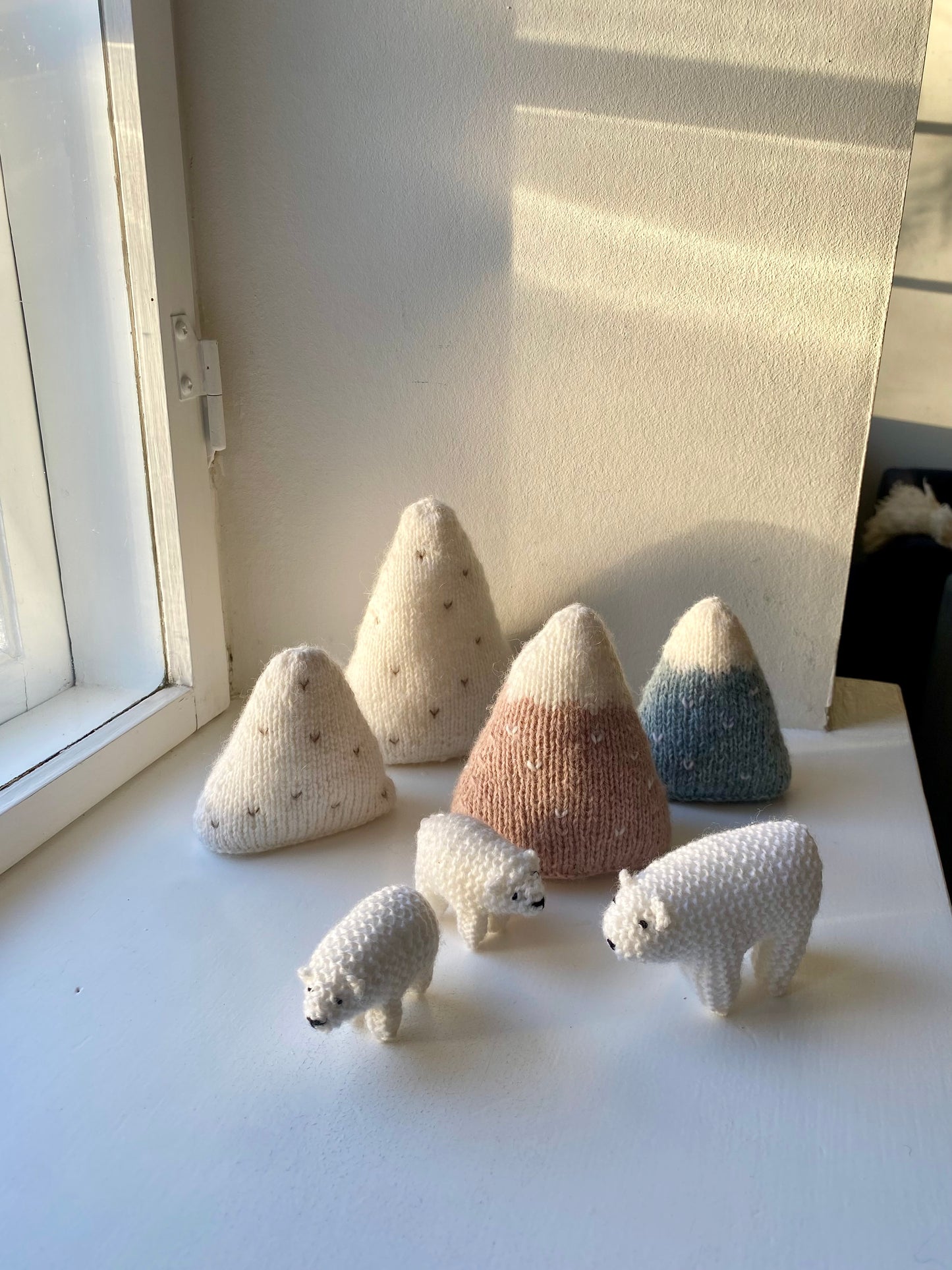 Strikket bjerg med sne på toppen - dekoration til vinterlandskab