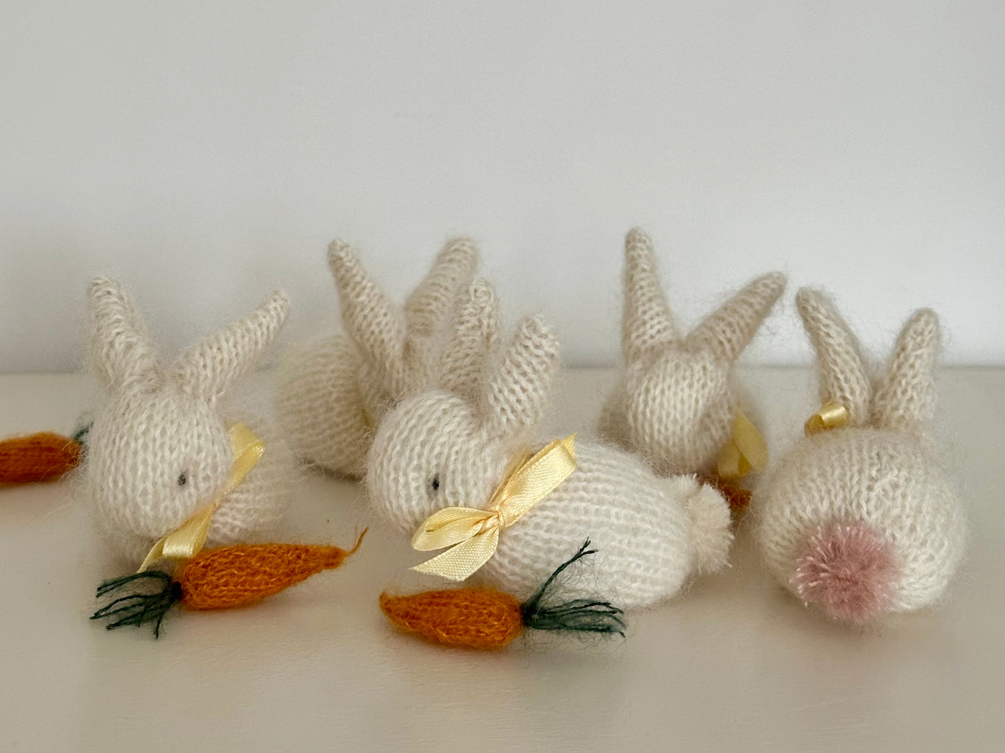 Hvide strikharer med pomponhale