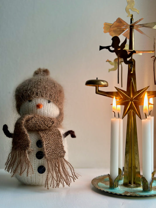 Håndstrikket stor snemand i uld og mohair