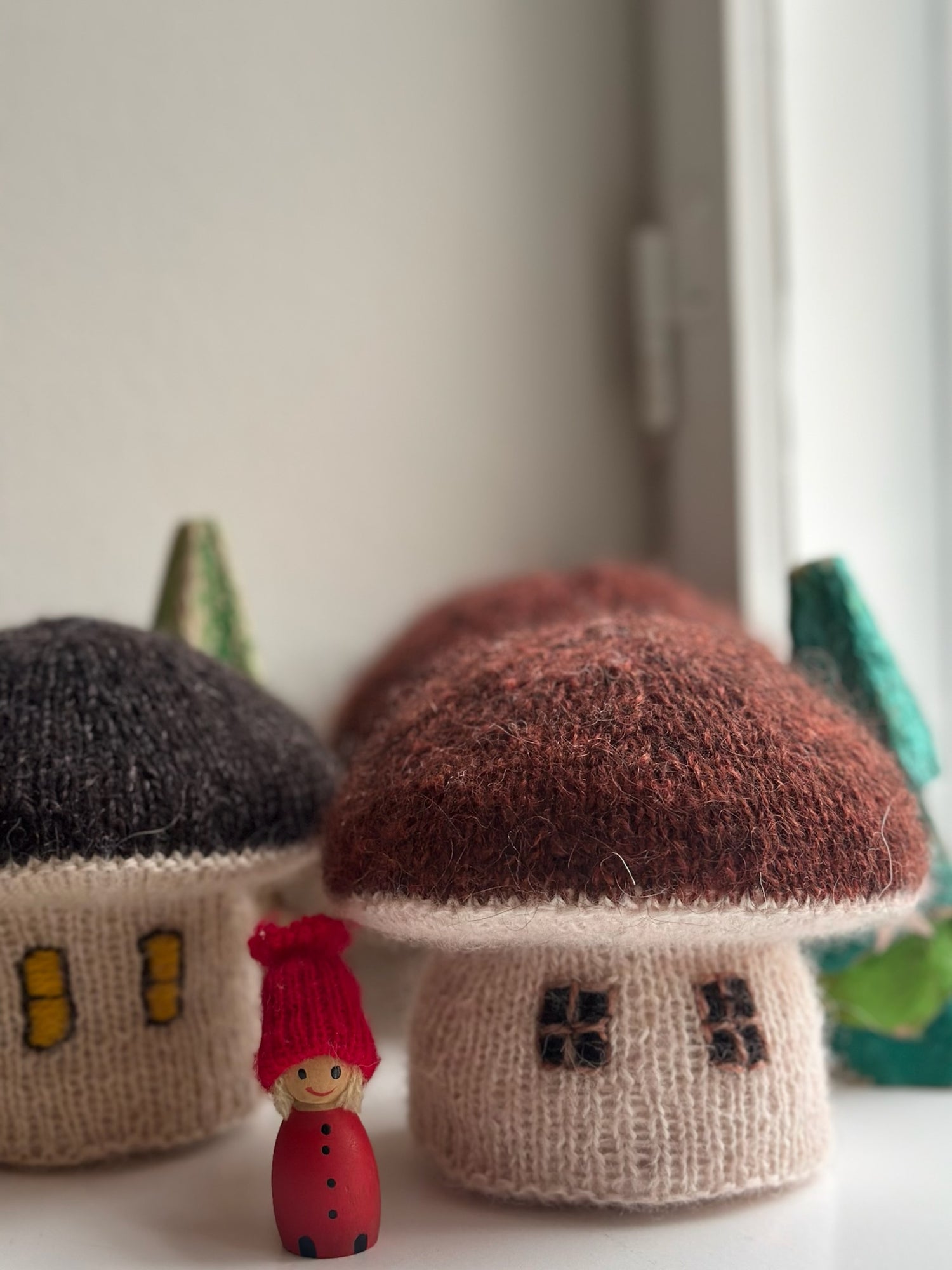 Håndstrikket stor svamp i uld og mohair - lyserød med brunt tag og vinduer - nissepige