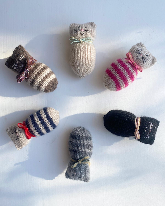 Håndstrikkede katte til pynt