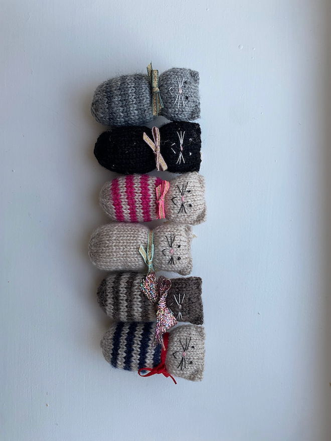 Håndstrikkede katte til pynt