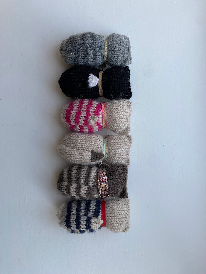 Håndstrikkede katte til pynt