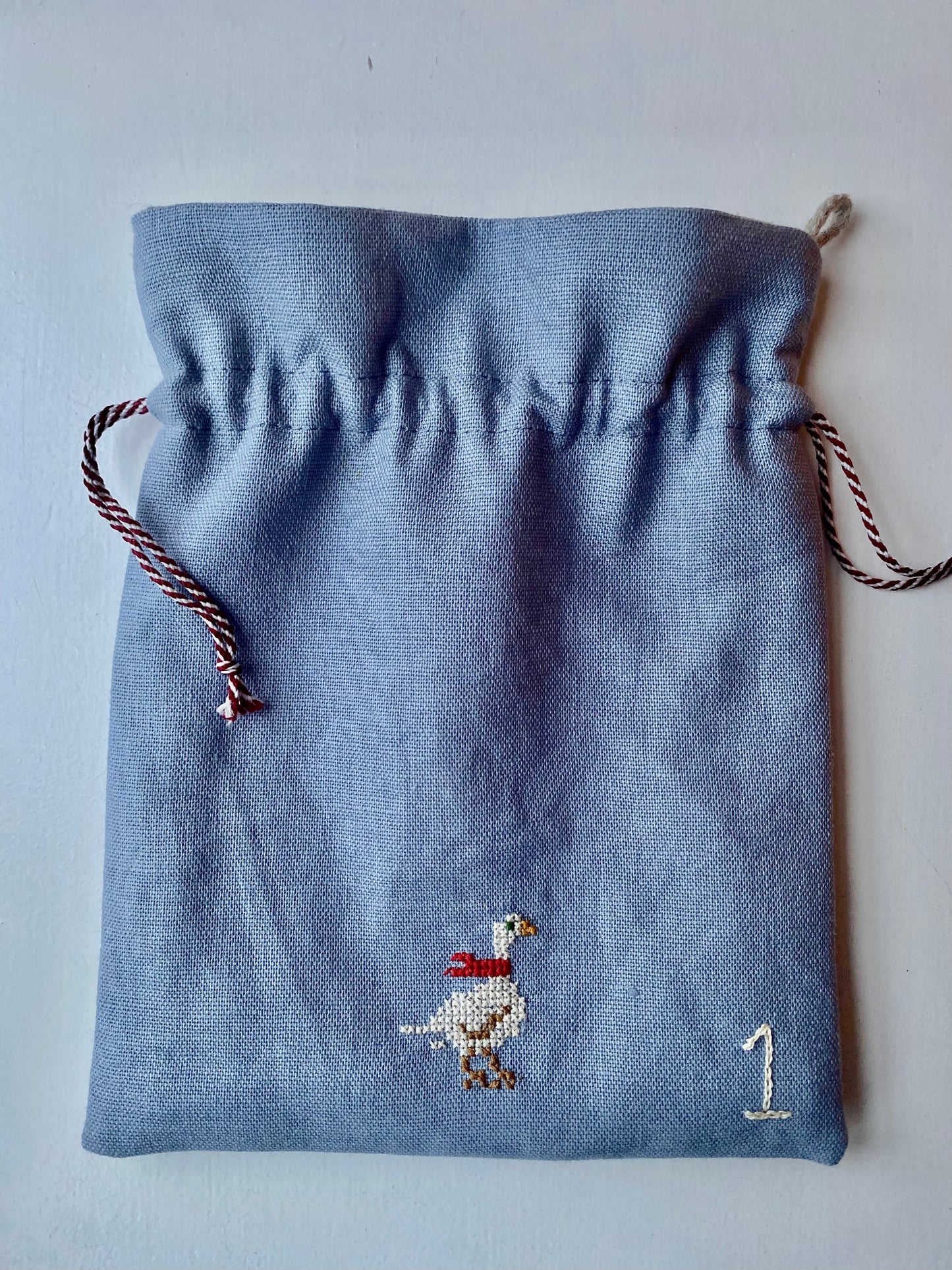 Adventskalender - håndsyet, broderet og strikket med fine detaljer