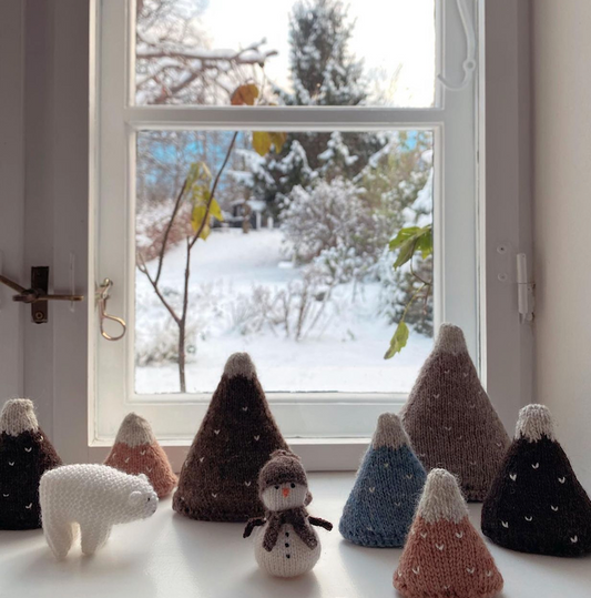 Strikket bjerg med sne på toppen - dekoration til vinterlandskab