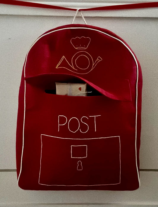 Julepostkasse -håndsyet og håndbroderet med pakke