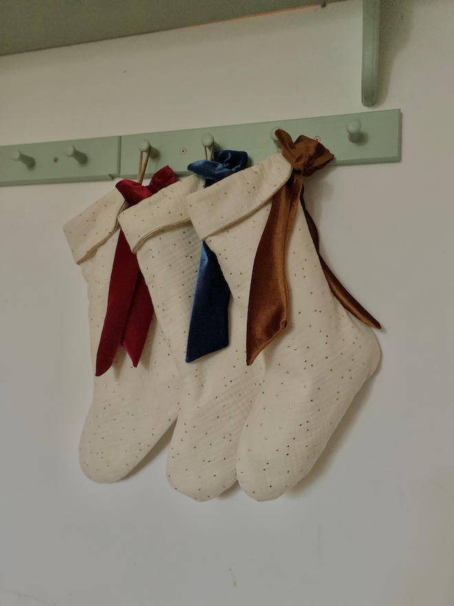 Julesok med guldprikker og fin veloursløjfe
