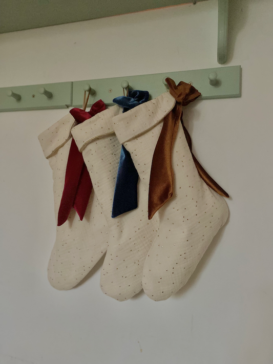Julesok med guldprikker og fin veloursløjfe