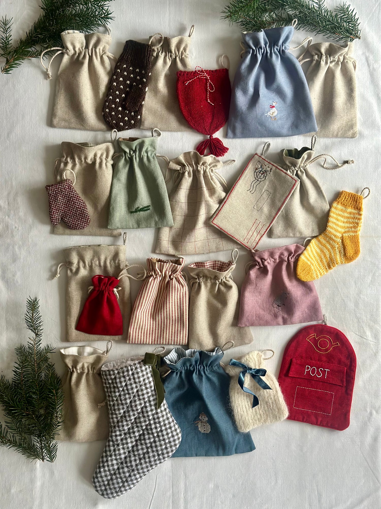 Pakkekalender - 24 håndsyede, broderede og strikkede juleposer
