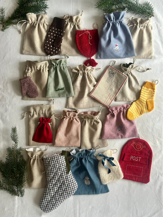 Pakkekalender - 24 håndsyede, broderede og strikkede juleposer